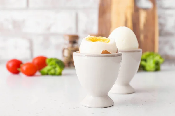 Halter mit leckeren gekochten Eiern auf dem Tisch — Stockfoto