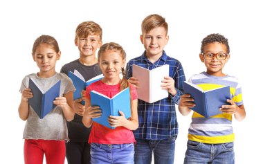 Sevimli küçük çocuklar beyaz arka plan üzerinde kitap okuma