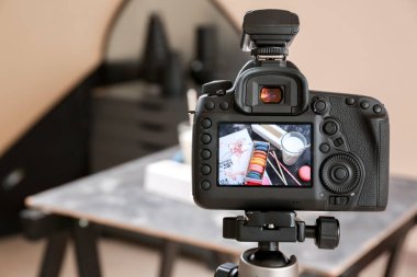 Stüdyoda profesyonel fotoğraf makinesi sergilenen sütlü makarna.