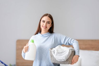 Evinde temiz çamaşırları olan güzel genç bir kadın.