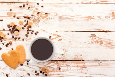 Sıcak kahve ve kurabiye masada kompozisyonu