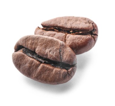 Beyaz arka planda kahve çekirdekleri