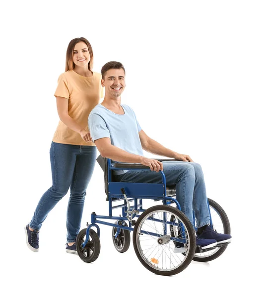 Αναπηρικός νεαρός σε αναπηρική καρέκλα και η σύζυγός του σε λευκό φόντο — Φωτογραφία Αρχείου