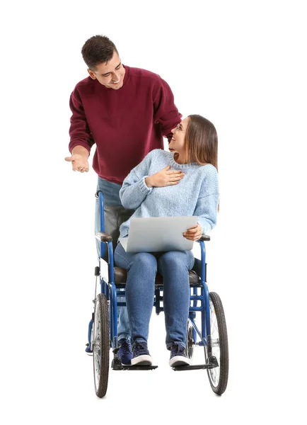 Mujer joven discapacitada con portátil y su marido sobre fondo blanco — Foto de Stock