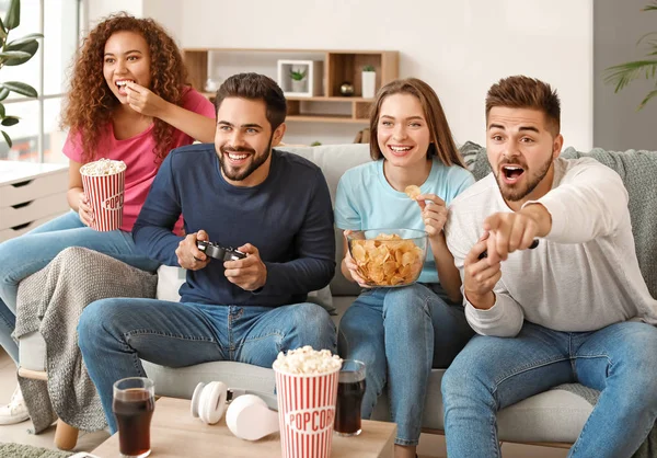 Amigos jugando videojuegos en casa — Foto de Stock