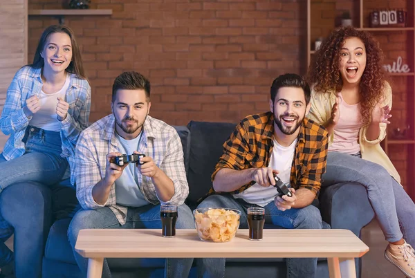 Amigos jugando videojuegos en casa —  Fotos de Stock