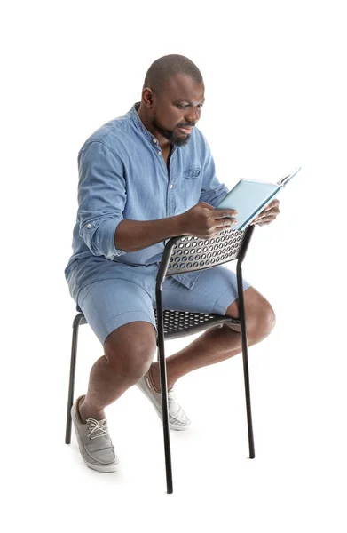 Africano-americano homem leitura livro sobre fundo branco — Fotografia de Stock