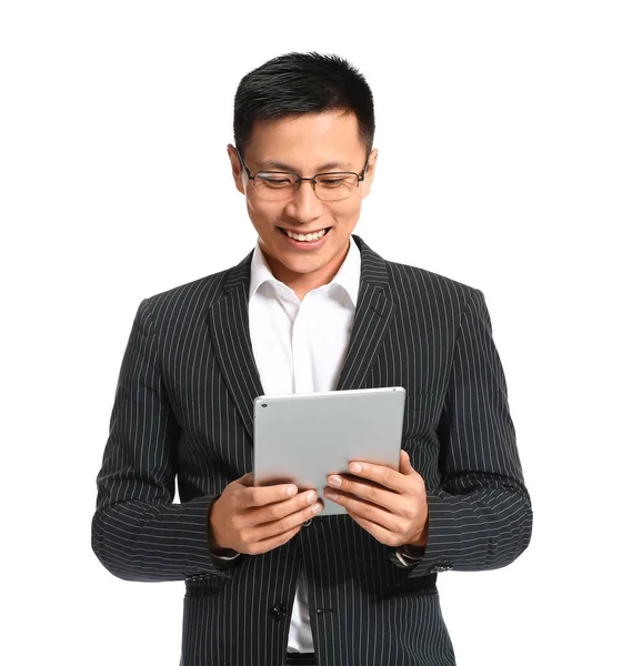 Πορτρέτο του Ασιάτη επιχειρηματία με tablet υπολογιστή σε λευκό φόντο — Φωτογραφία Αρχείου