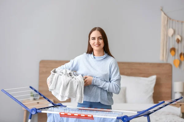 Hermosa joven con ropa limpia en casa — Foto de Stock