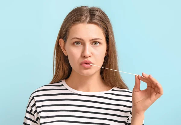 Vtipná mladá žena s žvýkačkou na barevném pozadí — Stock fotografie
