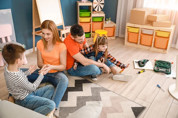 Famiglia che monta mobili a casa — Foto Stock