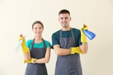 Açık arkaplanda hademelerin portresi