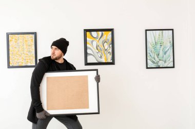 Sanat galerisinden resim çalan hırsız.