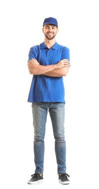 Beyaz arka planda yakışıklı teslimatçı.