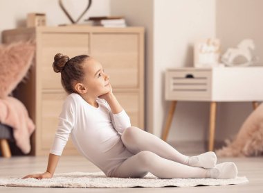 Evde küçük sevimli bir balerin var.