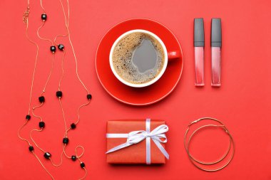 Renkli arkaplan üzerine Uluslararası Kadınlar Günü kompozisyonu