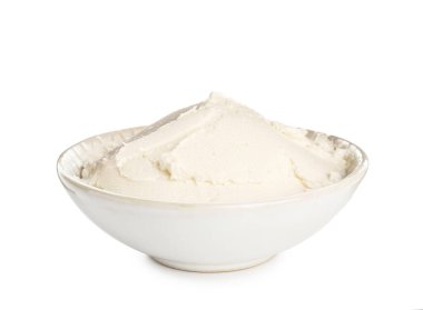 Beyaz arka planda lezzetli krem peynirli kase