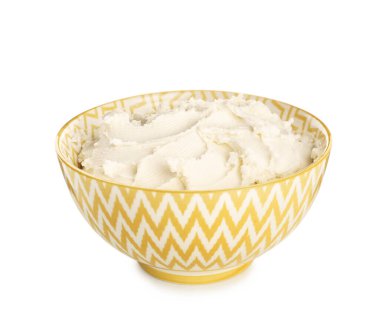 Beyaz arka planda lezzetli krem peynirli kase