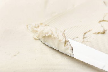 Lezzetli krem peynirli bıçak, yakın plan.