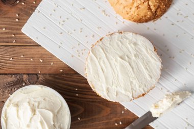 Lezzetli krem peynirli taze çörek.