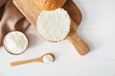 Lezzetli krem peynirli taze çörek.