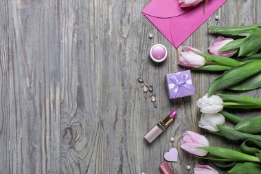 Ahşap arka planda Uluslararası Kadınlar Günü kompozisyonu