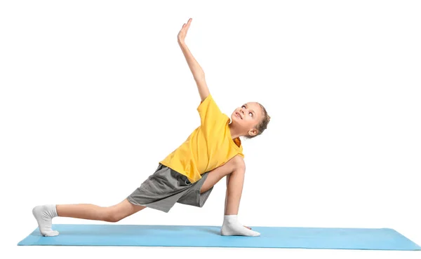 Niña practicando yoga sobre fondo blanco — Foto de Stock