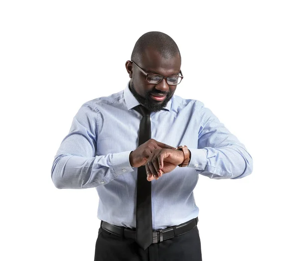 Retrato de empresário afro-americano olhando para seu relógio em fundo branco — Fotografia de Stock