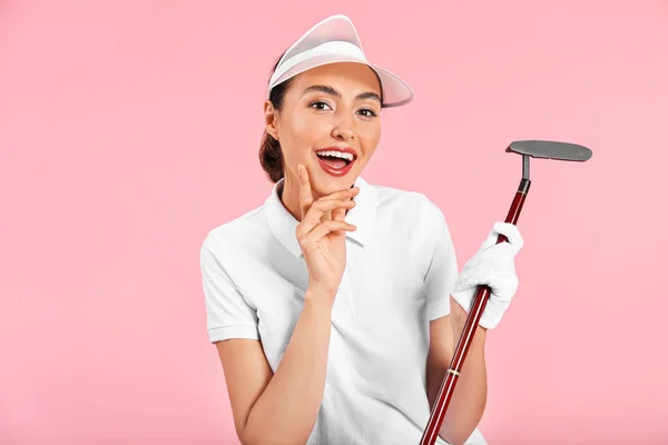 Mooie vrouwelijke golfer op kleur achtergrond — Stockfoto