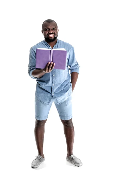 Africano-americano homem leitura livro sobre fundo branco — Fotografia de Stock