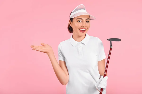 Linda golfista feminina no fundo de cor — Fotografia de Stock