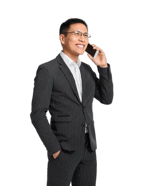 Πορτρέτο του Ασιάτη επιχειρηματία μιλώντας τηλεφωνικά σε λευκό φόντο — Φωτογραφία Αρχείου