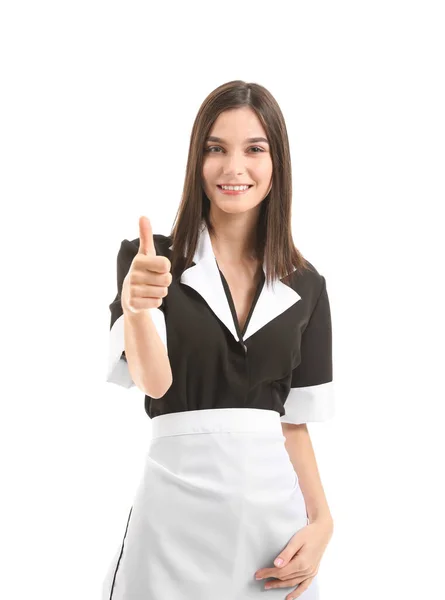 Retrato de bela camareira mostrando polegar-up no fundo branco — Fotografia de Stock