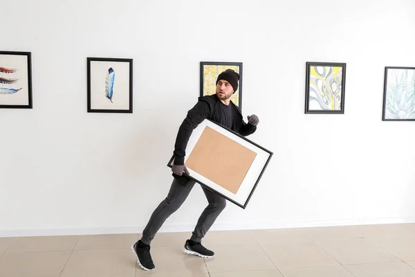 미술관에서 그림을 훔치는 도둑 — 스톡 사진