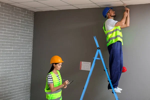 Specialisti in sicurezza antincendio che ispezionano edifici — Foto Stock