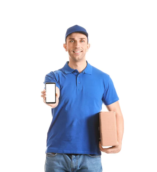 Dostawa człowiek z pudełkiem i telefonem komórkowym na białym tle — Zdjęcie stockowe