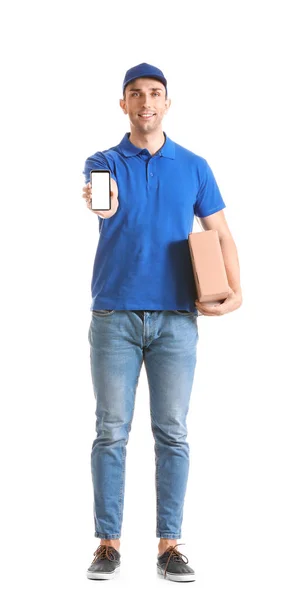 Delivery man med box och mobiltelefon på vit bakgrund — Stockfoto