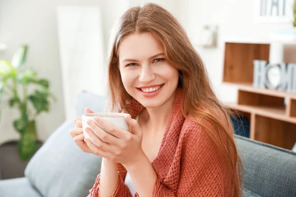 Mujer feliz con taza de té descansando en casa — Foto de Stock