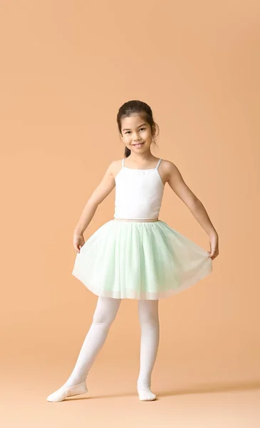Niedliche kleine Ballerina auf farbigem Hintergrund — Stockfoto