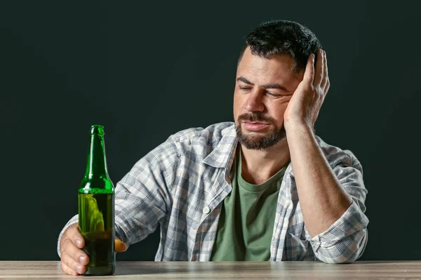 Gammal man dricker öl vid bordet — Stockfoto