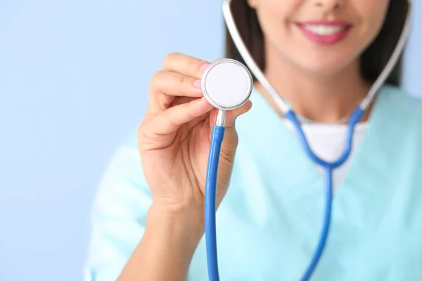 Женщина-кардиолог на цветном фоне, крупный план — стоковое фото