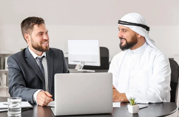 Arab man and his business partner in office — Stock Photo, Image