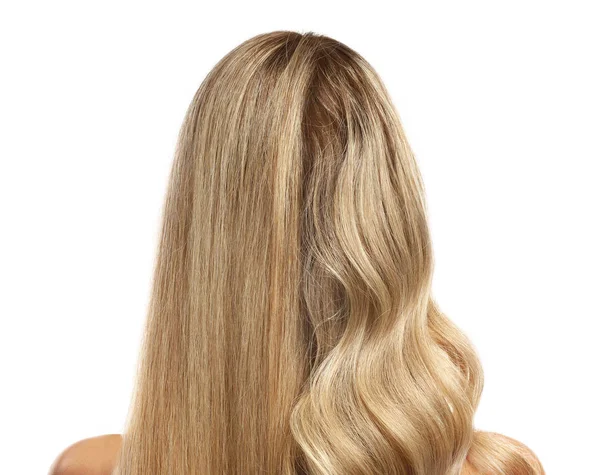 Mulher bonita com cabelos encaracolados e lisos no fundo branco — Fotografia de Stock