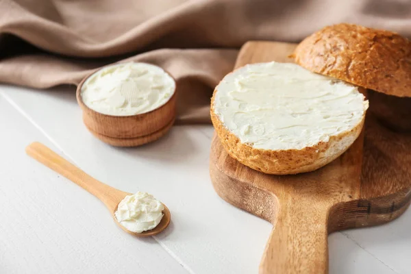 Pão fresco com queijo creme saboroso na mesa — Fotografia de Stock