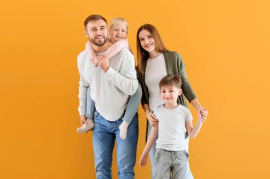 Renkli arka planda mutlu aile portresi