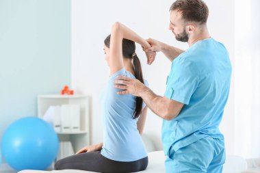 Rehabilitasyon merkezinde kadın hastalarla çalışan fizyoterapist.