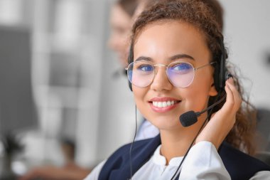 Ofiste çalışan teknik destek Ajan