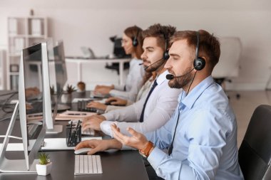 Ofiste çalışan teknik destek aracıları