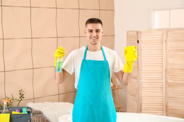 Tuvalette temizlik malzemeleriyle hademenin portresi.