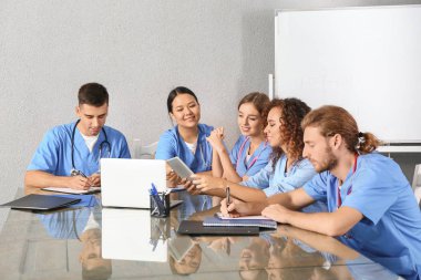 Tıp fakültesinde bir grup öğrenci